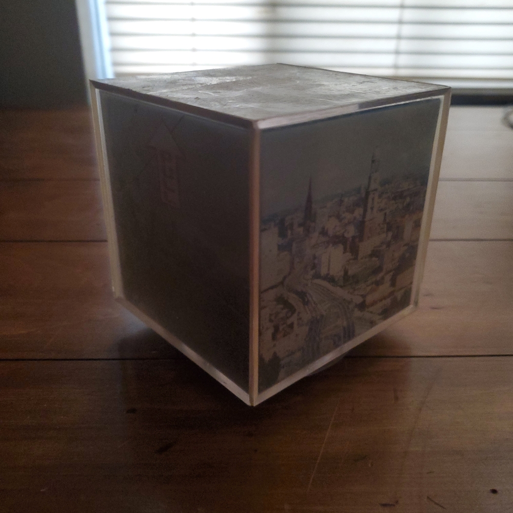 Clear Cube Photo Frame - Transparent Display Cube - Picture 4 of 5